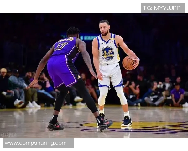 库里在湖人对勇士比赛中意外滑倒引发球迷热议与赛后分析